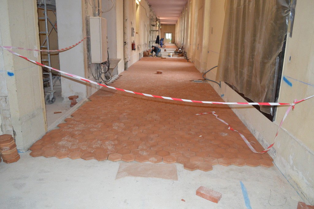 Hotel des Invalides: Posa del pavimento - FornacePolirone